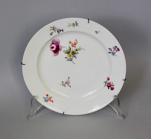 Talerz, ok.1763-1774 (okres Punktzeit), kwiaty manierystyczne, Królewska Manufaktura Porcelany w Miśni, zbiory prywatne