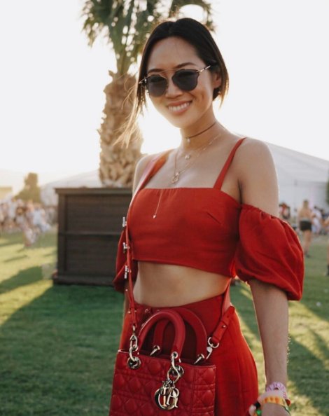 Aimee Song w czerwonym komplecie