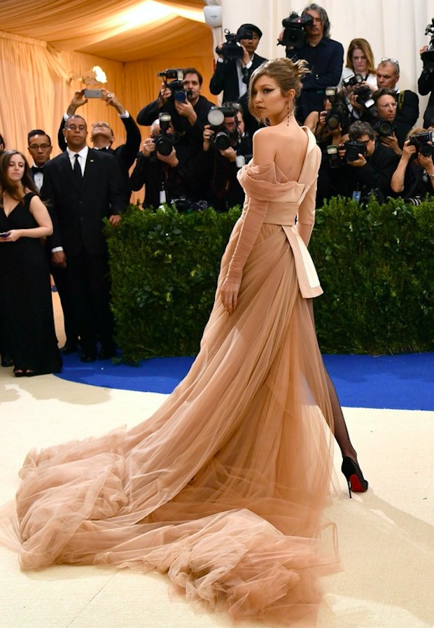 Gigi Hadid - Met Gala 2017, suknia Tommy Hilfiger