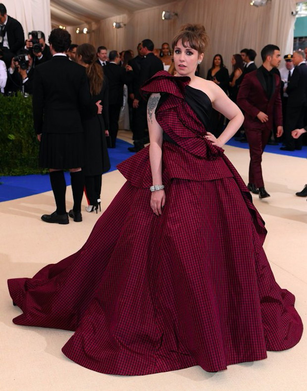 Lena Dunham - Met Gala 2017, suknia Elizabeth Kennedy