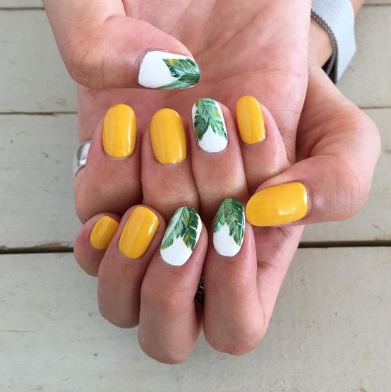 Manicure z liśćmi bananowca