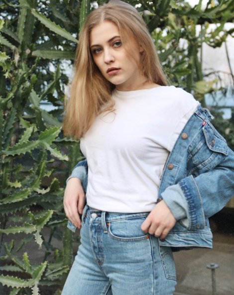 Paulina Gabrielyan w jeansach i T-shircie