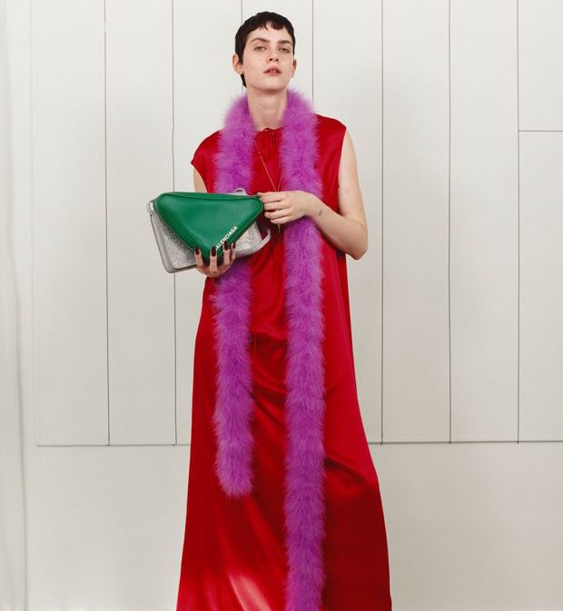 Różowy pluszowy szalik Balenciaga Pre-Fall 2017