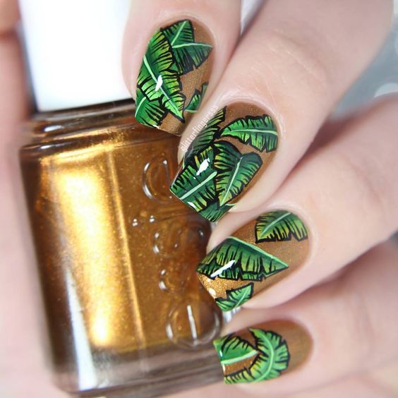Złoty manicure z monsterą