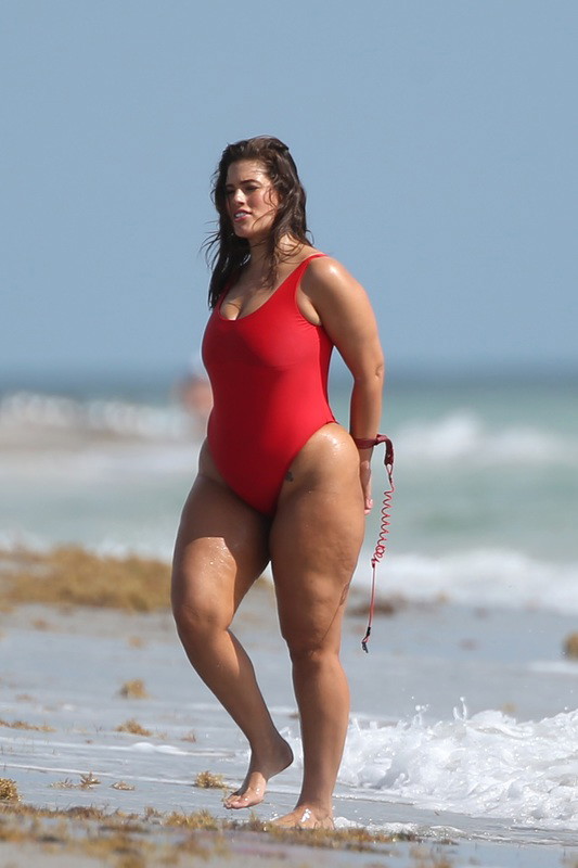 Ashley Graham w stroju kąpielowym