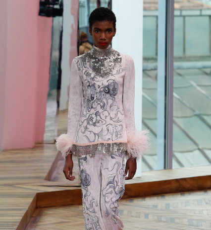Biała bluza w cekiny Prada Resort 2018