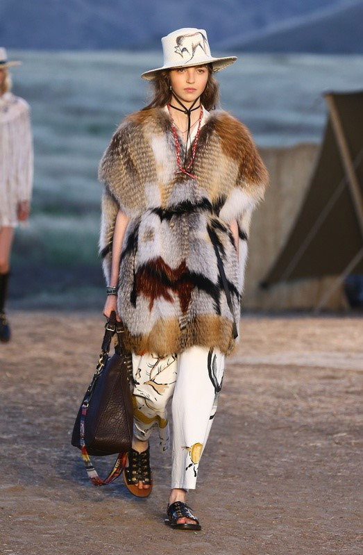 Dior Restort 2018 - ponczo i kapelusz