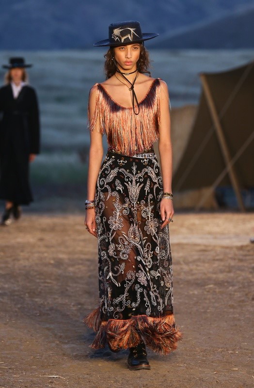 Dior Restort 2018 - sukienka we wzory i kapelusz