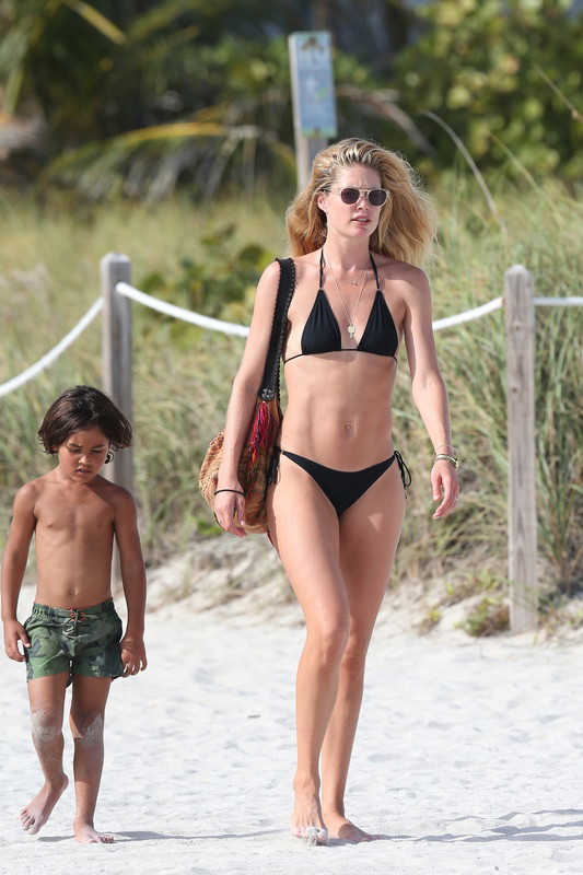 Doutzen Kroes w kostiumie kąpielowym