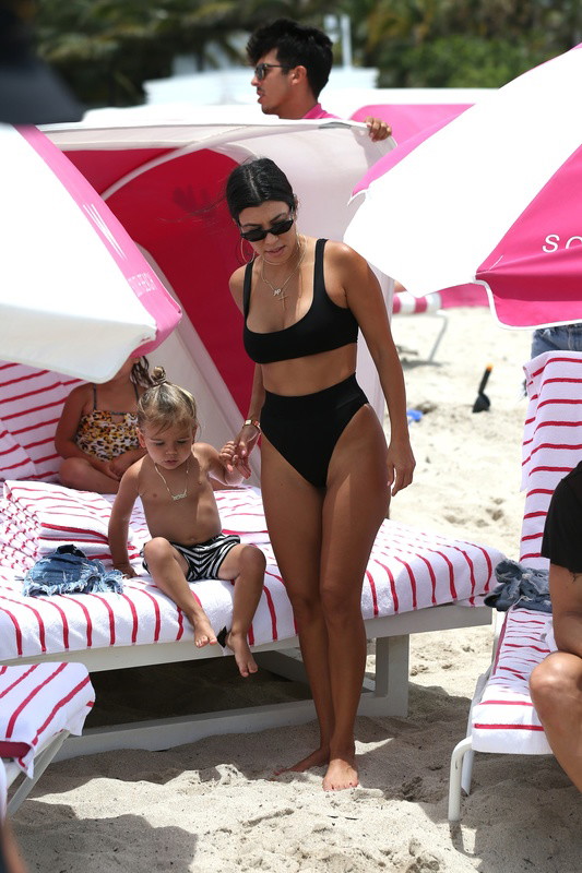 Kourtney Kardashian w stroju kąpielowym