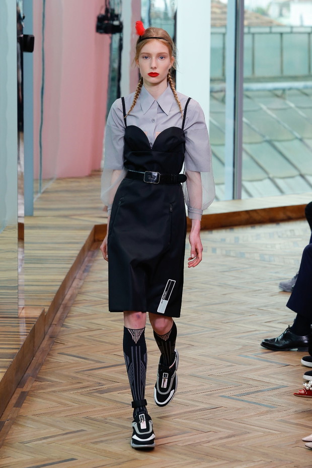 Sukienka założona na t-shirt Prada Resort 2018