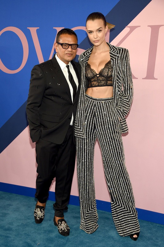 CFDA Awards 2017: Naeem Khan i Josephine Skriver (w stylizacji autorstwa Naeem Khan)