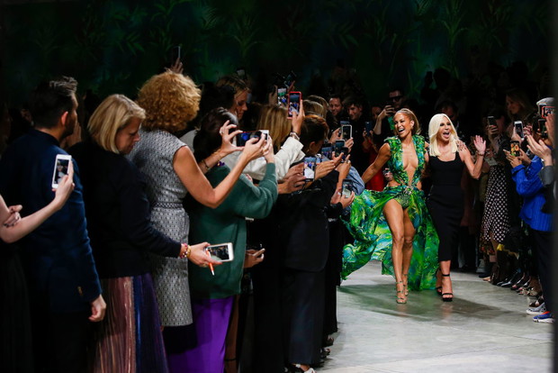 Jennifer Lopez, Versace