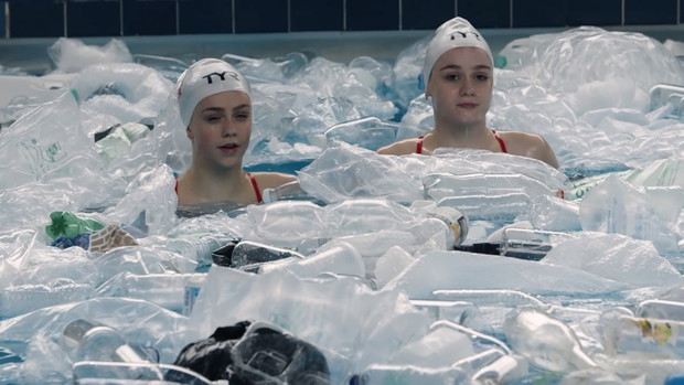 Pływaczki w basenie pełnym plastikowych śmieci