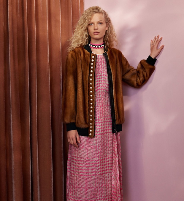 Różowa suienka w kratę Fendi Resort 2018