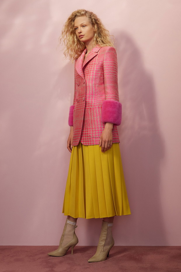 Różowy płaszcz z futrem Fendi Resort 2018