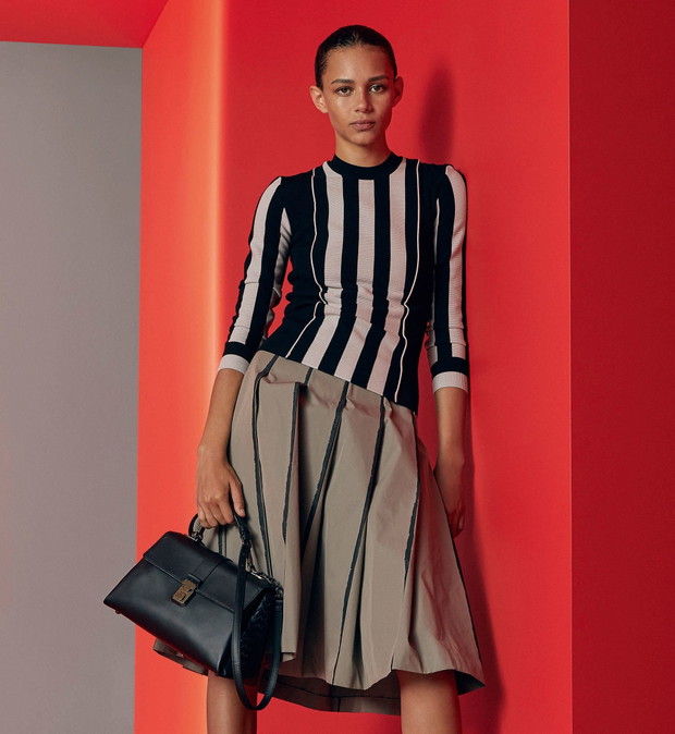 Top w biało-granatowe paski Bottega Veneta Resort 2018