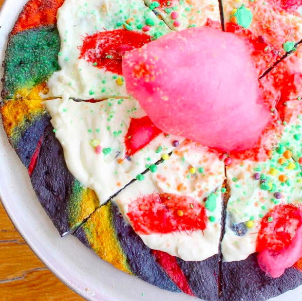 Unicorn pizza - tęczowa pizza hitem Instagrama