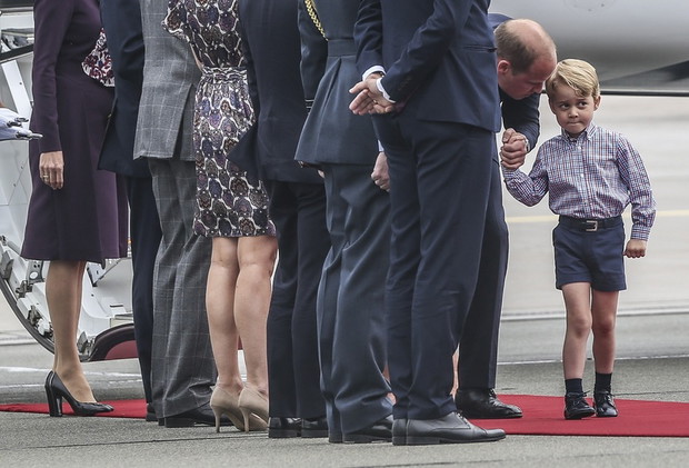 Charlotte i George w Polsce. Księżna Kate i Książę William do Warszawy przylecieli z dziećmi