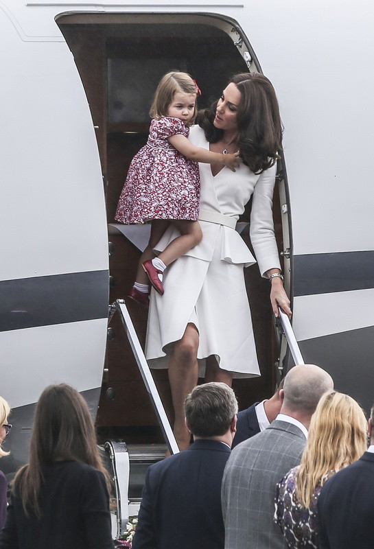 Charlotte i George w Polsce. Księżna Kate i Książę William do Warszawy przylecieli z dziećmi