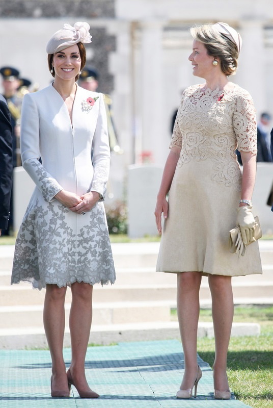 Księżna Kate i królowa Matylda podczas wizyty na cmentarzu wojskowym Tyne Cot niedaleko Zonnebeke, 1