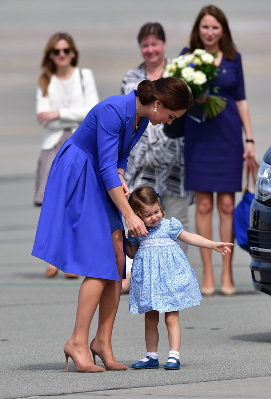 Księżna Kate i księżniczka Charlotte na lotnisku Okęcie, 19