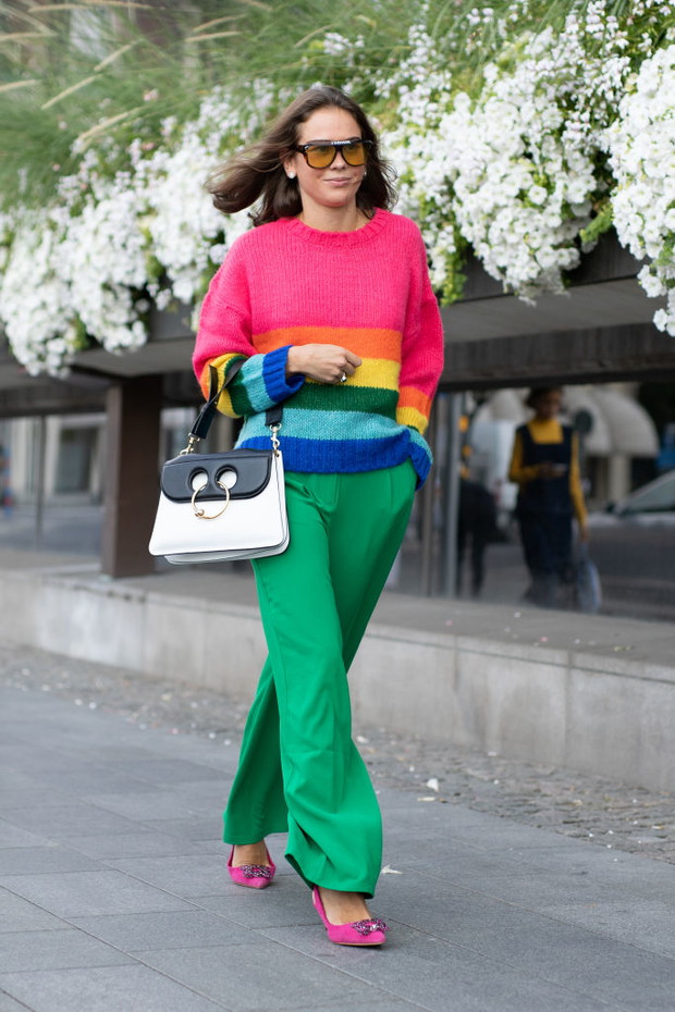 Tęczowe swetry - trendy