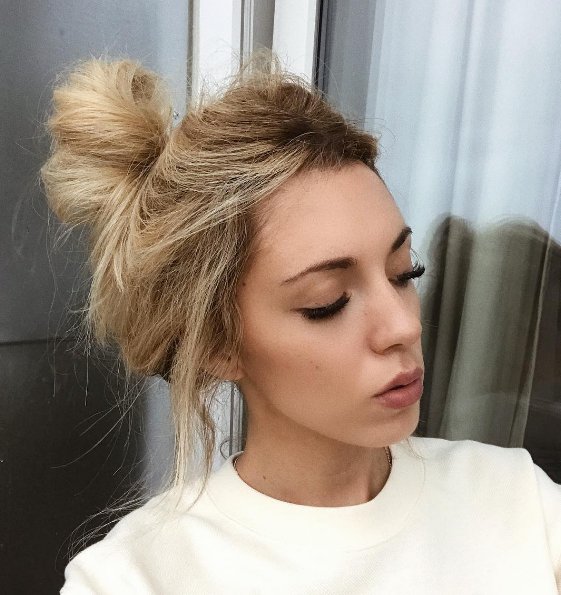 Fryzura Kat Astro - messy bun