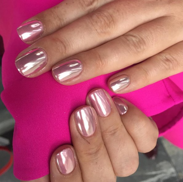 Metaliczny manicure różowy