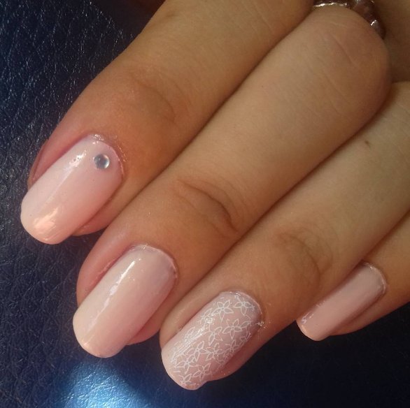 Różowy ślubny manicure