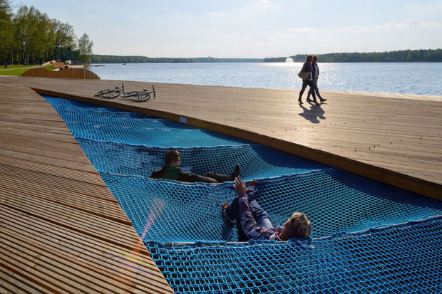 Teren rekreacyjny nad Jeziorem Paprocany, projekt: Robert Skitek RS+, fot. Tomasz Zakrzewski / archifolio