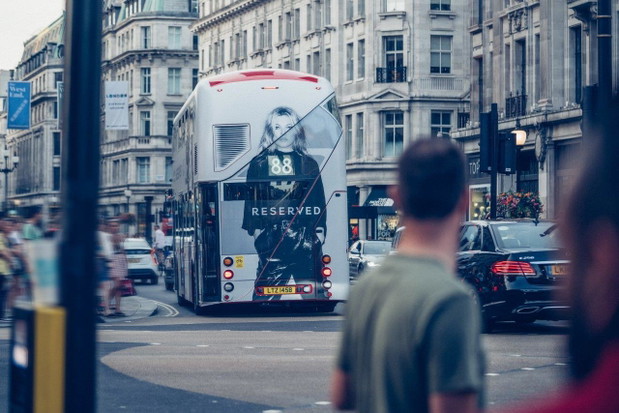 Plakaty z Kate Moss dla Reserved na ulicach Londynu