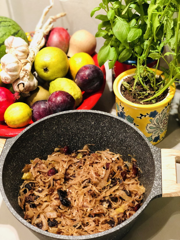 Bigos z daktylami według przepisu Agnieszki Cegielskiej z książki Naturalnie w kuchni