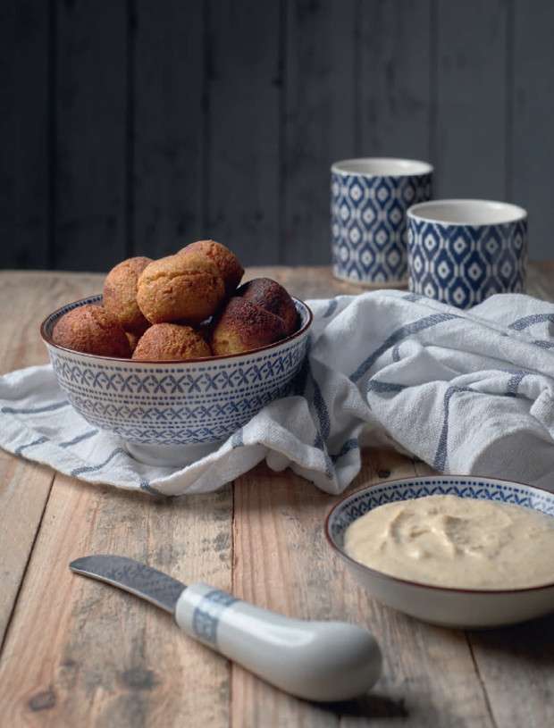 Falafel z sosem z orzeszków ziemnych, limonki i mięty według przepisu Damiana Kordasa z książki Superfood