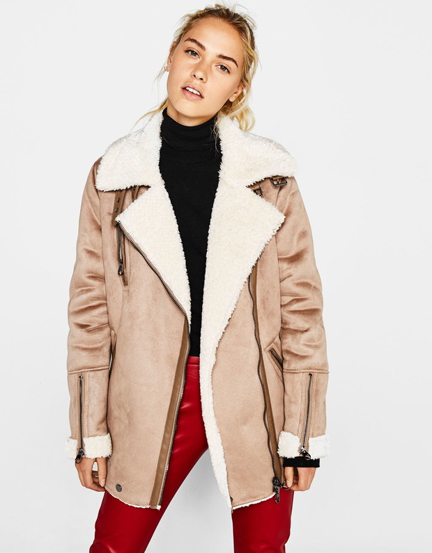 Beżowy kożuch Bershka