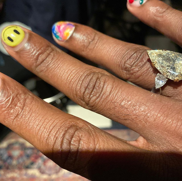 Męski manicure to jeden z najsilniejszych beauty trendów tego roku - uwielbiają go Harry Styles i Marc Jacobs