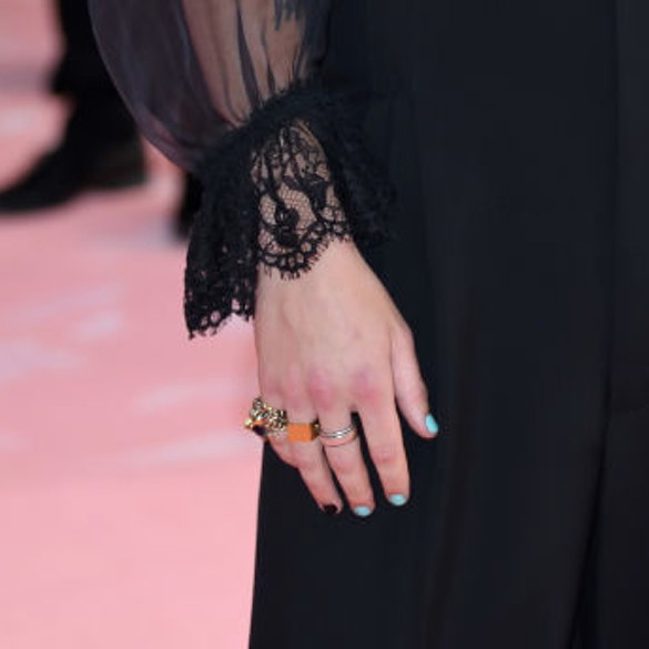 Męski manicure to jeden z najsilniejszych beauty trendów tego roku - uwielbiają go Harry Styles i Marc Jacobs