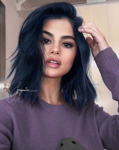 Selena Gomez w granatowych włosach