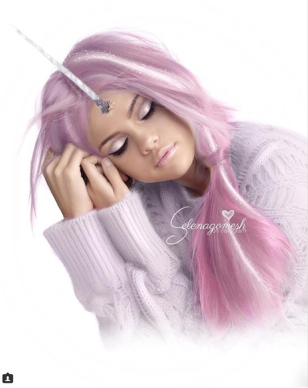 Selena Gomez w różowych włosach