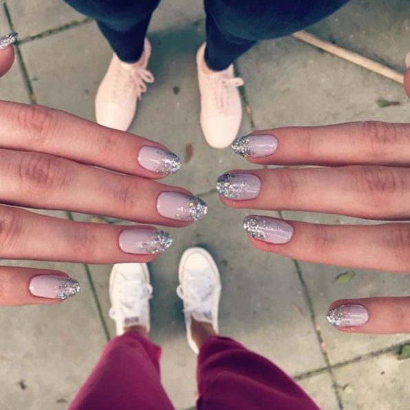 Błyszczący manicure na sylwestra