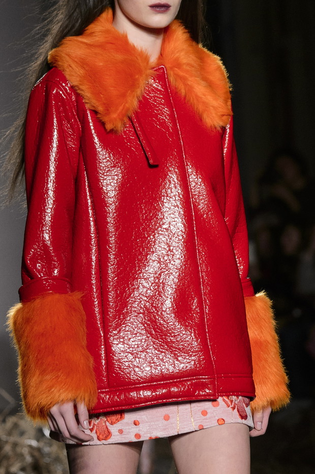 Czerwona skórzana kurtka