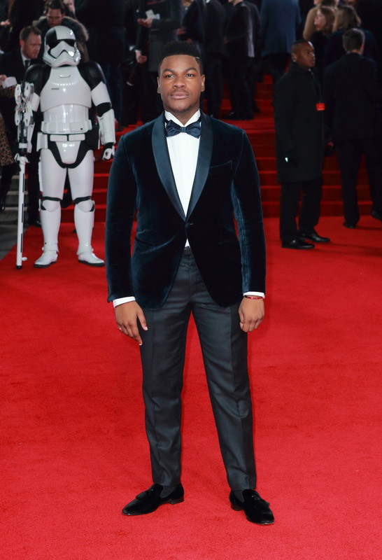 John Boyega na premierze filmu Gwiezdne wojny: Ostatni Jedi w Londynie, 12