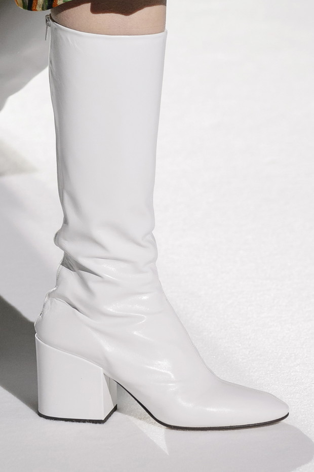 Białe lśniące buty na zimę