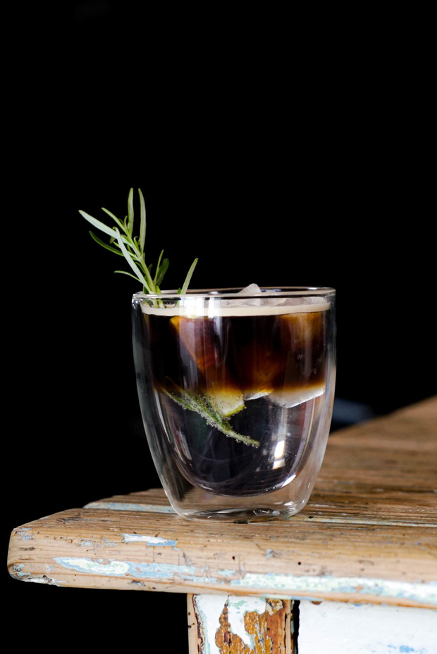 Breadcrumbs cappuccino czy tonic espresso? Zaskakujące przepisy na kawę, które przyrządzisz w domu