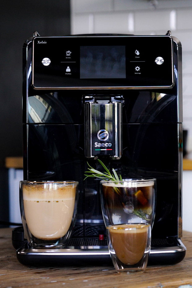 Breadcrumbs cappuccino, tonic espresso czy owsiane flat white? Zaskakujące przepisy na kawę, które przyrządzisz w domu