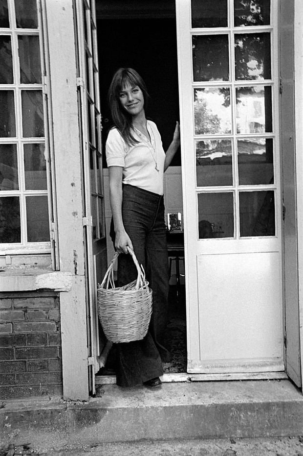 Jane Birkin z ulubionym koszykiem, który nosiła zamiast torebki, 1970 rok.