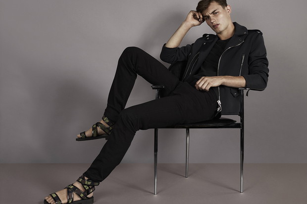 Kit Butler w kampanii Giuseppe Zanotti wiosna-lato 2018