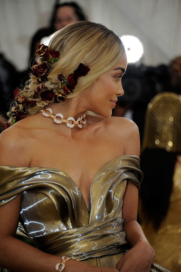 Najpiękniejsze fryzury i makijaże z Met Gala. Gigi Hadid, Rihanna i Irina Shayk