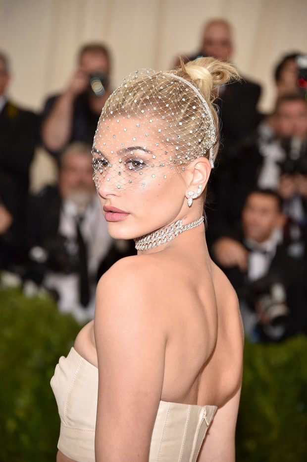 Najpiękniejsze fryzury i makijaże z Met Gala. Gigi Hadid, Rihanna i Irina Shayk