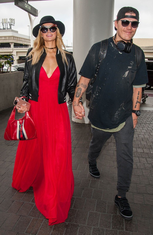 Paris Hilton i Chris Zylka na lotnisku w Los Angeles, czerwiec 2017